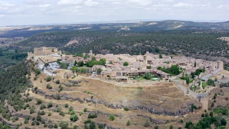 vue panoramique aérienne du drone autour d'une ville médiévale dans les montagnes d'espagne