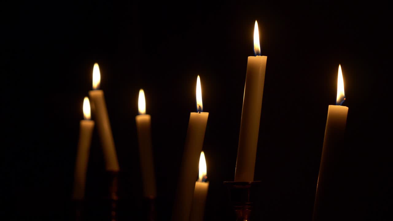 video di candele di cera su uno sfondo scuro