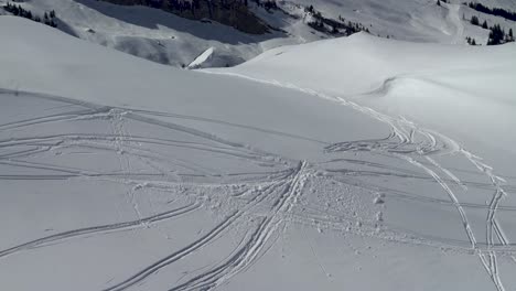 Skifahrer,-Der-Einen-Frontsalto-Vom-Natürlichen-Sprung-Macht