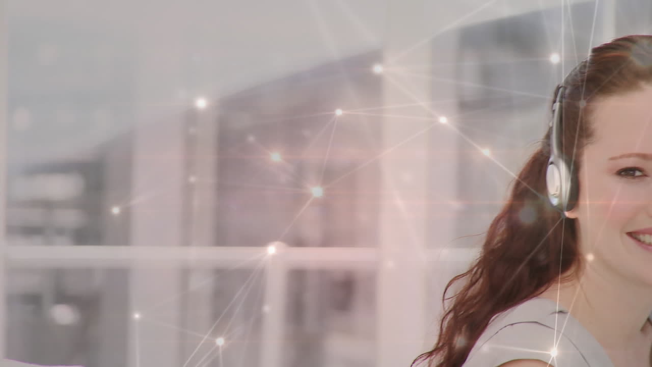 animación de la red de conexiones a través de una mujer de negocios usando auriculares telefónicos