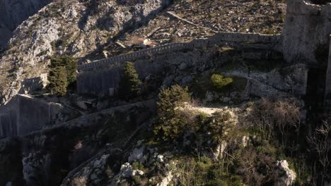 Antena---Antiguas-Murallas-De-La-Ciudad-De-Kotor,-Montenegro,-Patrimonio-De-La-Humanidad,-Marcha-Atrás