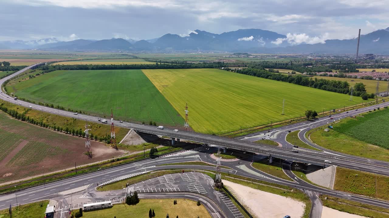 브라소프 근처의 고속도로의 드론 비디오와 배경의 산