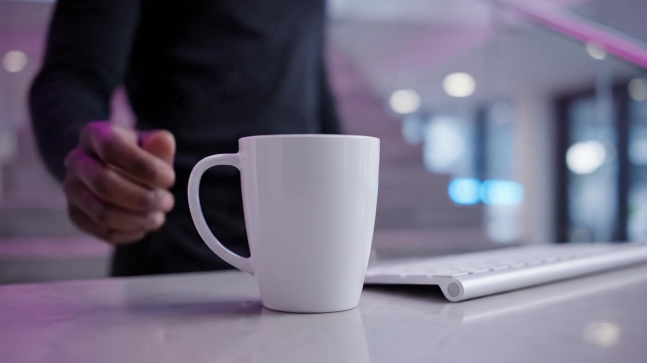 Un momento contemplativo: un uomo che tiene una tazza di caffè in un ambiente moderno, che riflette sulla vita mentre si trova davanti a una scala elegante e a uno spazio di lavoro