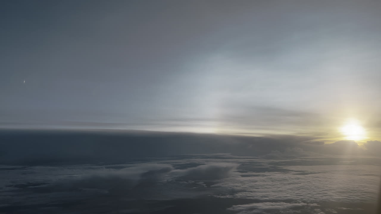 비행기 창문에서 보이는 해가 뜨거나 해가 지는 모습