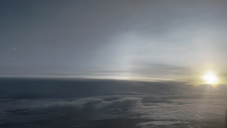 amanecer o atardecer desde la ventana del avión