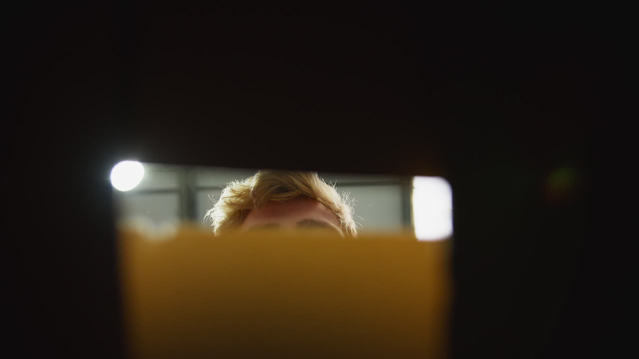 punto de vista de un pasante masculino que trabaja en el almacén de distribución cerrando y sellando la caja