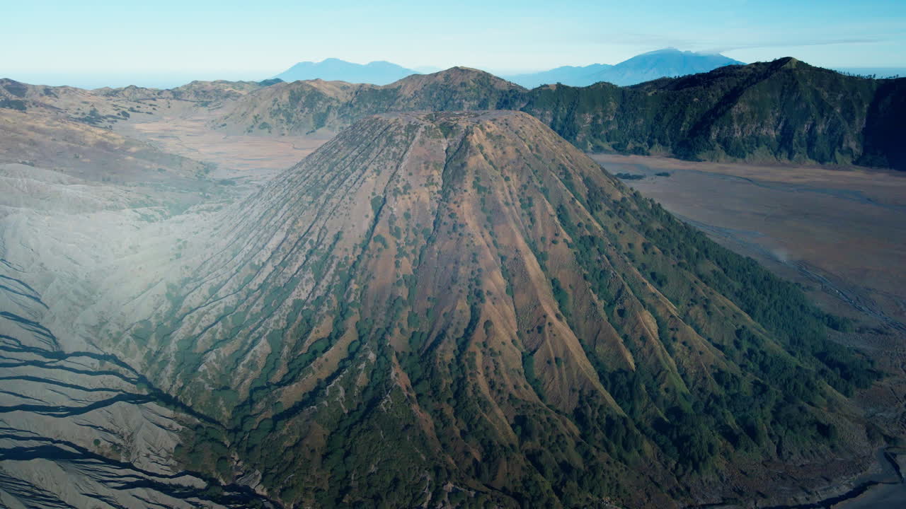 monte batok dentro de la caldera de tengger: paisaje lunar volcánico