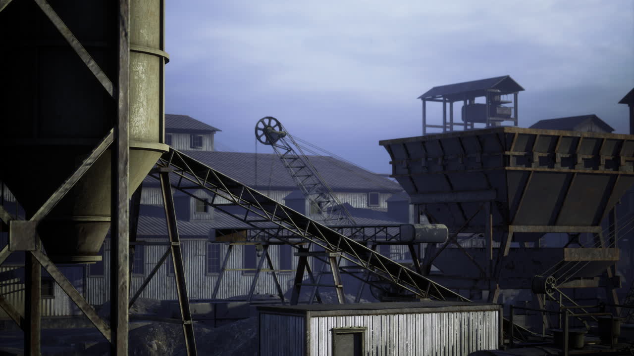 Industrianläggning med maskiner och byggnader på ett övergivet område
