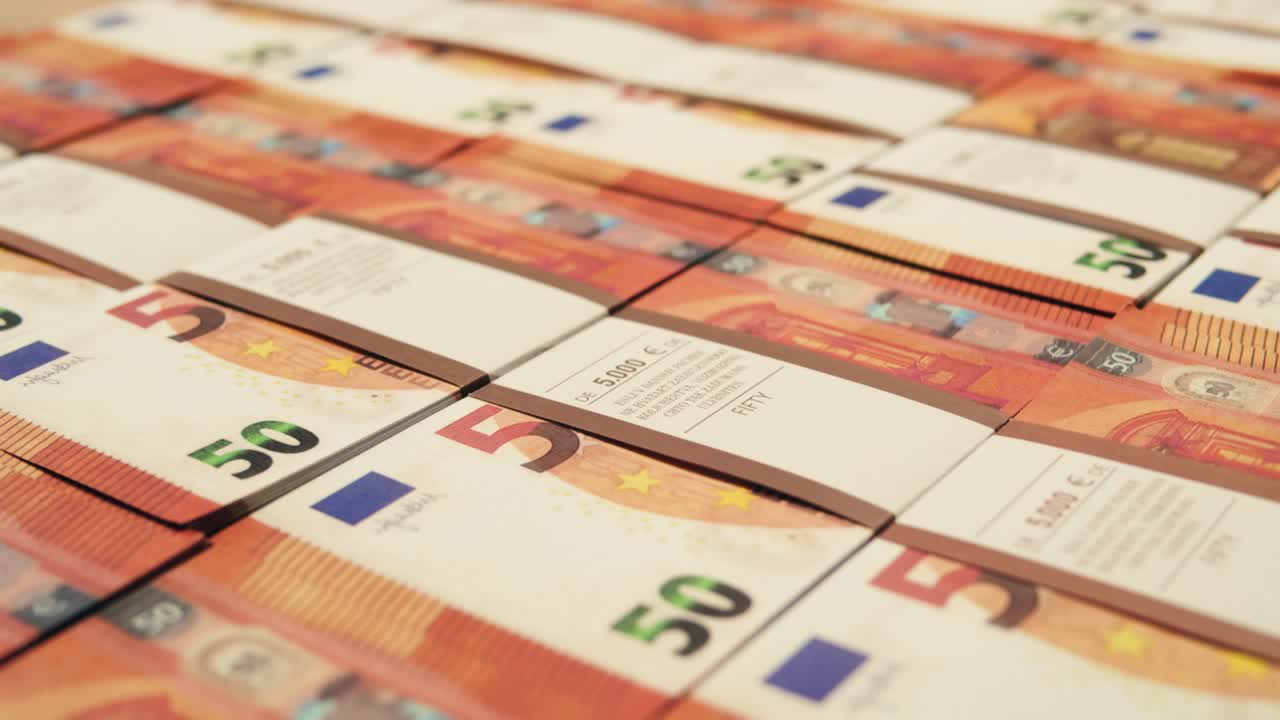 Stapel von Dollar- und Euro-Banknoten, Geldscheine zählen. Spezialisierter Polizist zählt Dollar- und Euro-Banknoten im Kriminallabor mit Maschine. Ausgezahltes Geld, Bitcoin-Umtausch, Haus- oder Wohnungskauf bei der Bank.