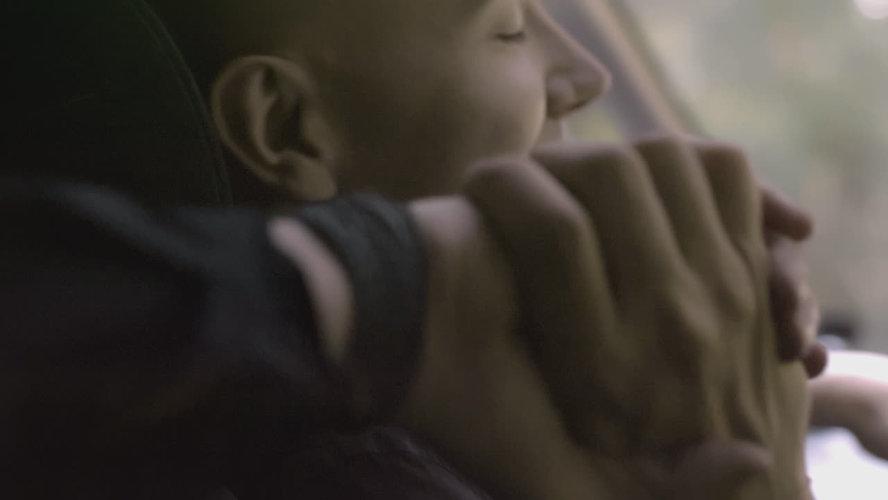 hombre conduciendo coche