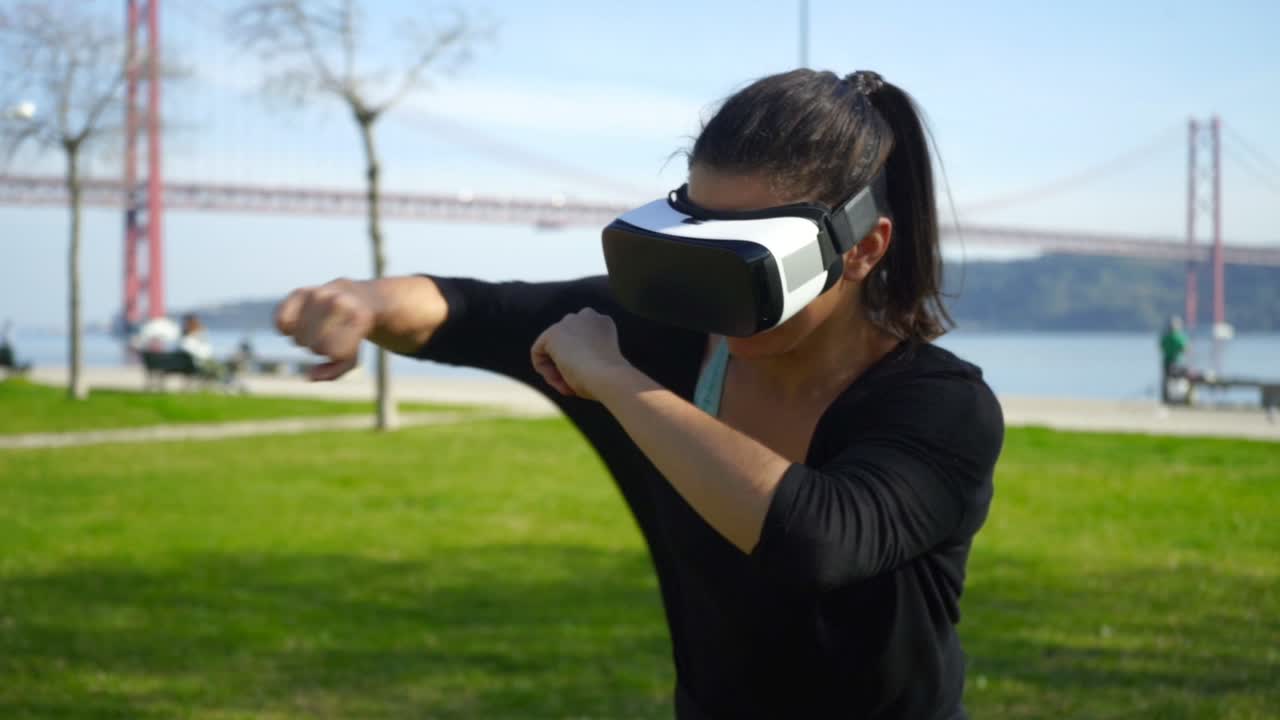 chica en auriculares vr boxeo al aire libre