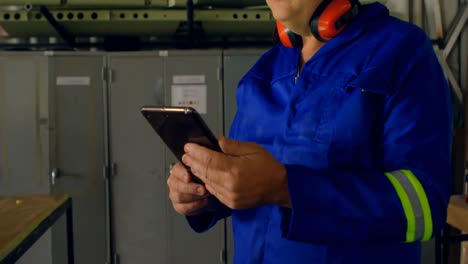 ingeniero usando una tableta digital en el hangar de aviones 4k