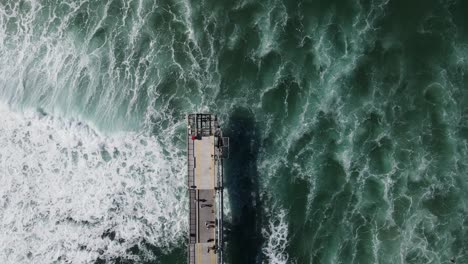 Olas-Oceánicas-ásperas-Rompiendo-Bajo-Un-Proyecto-De-Infraestructura-Del-Consejo-Con-Visitas-Turísticas