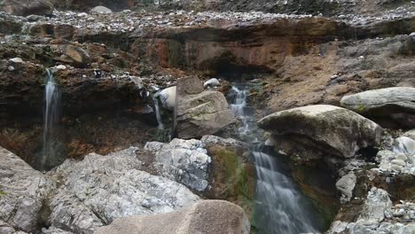 pequeñas cascadas que fluyen a través de acantilados rocosos en el bosque nacional de boise