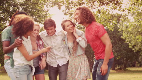 In-Zeitlupe-Machen-Glückliche-Freunde-Im-Park-Ein-Selfie