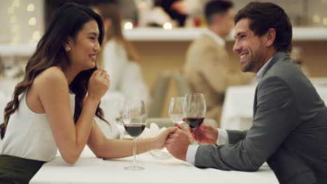 una feliz pareja joven teniendo una cita romántica