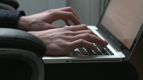 escribiendo en la computadora portátil v2 4k