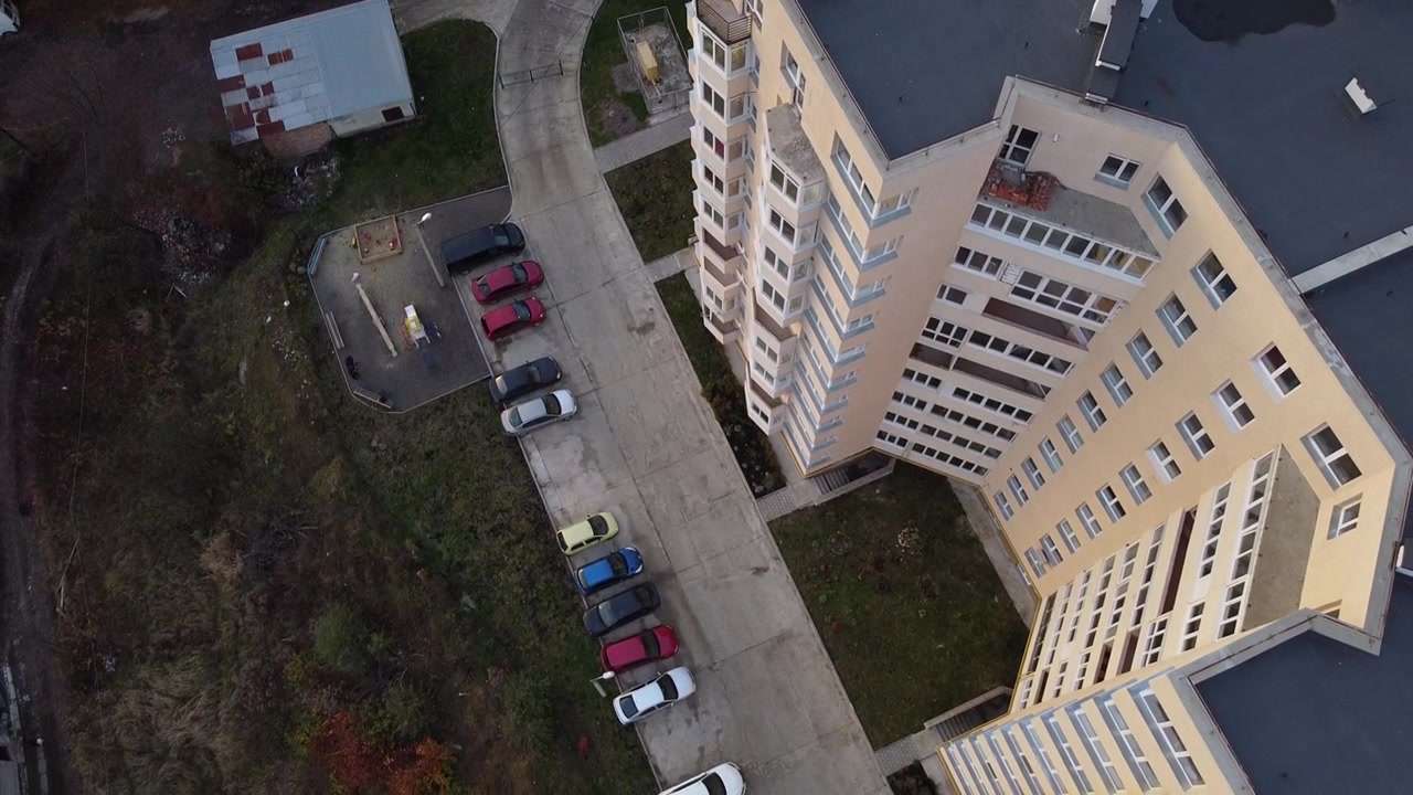 Vista aerea di un drone che vola sopra gli edifici, riprese di tetti e architettura