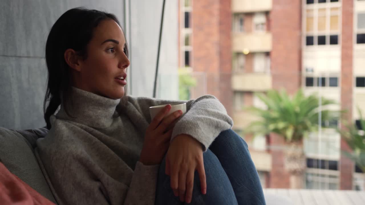 Giovane donna si gode il tempo libero