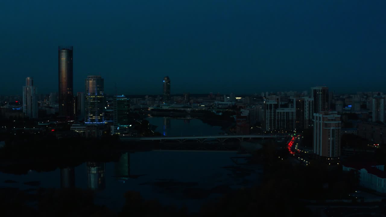 강 과 다리 가 있는 도시 의 야간 공중 사진