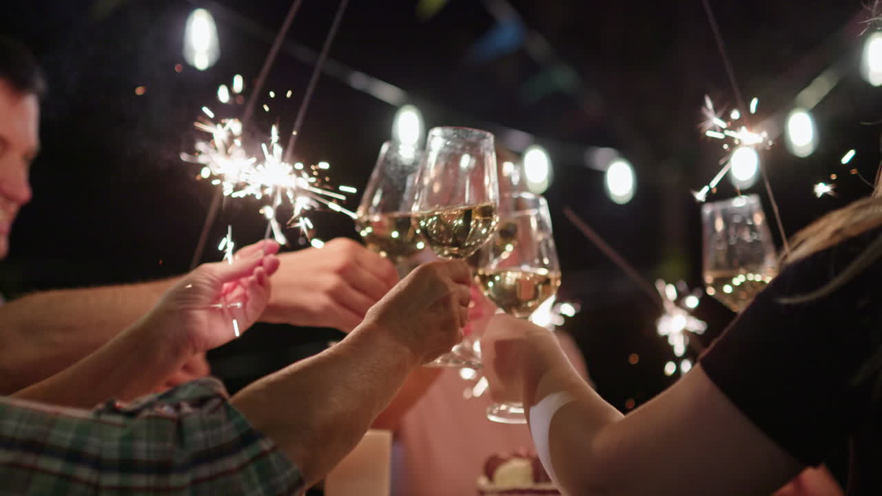 amigos celebrando con chispas y vino.