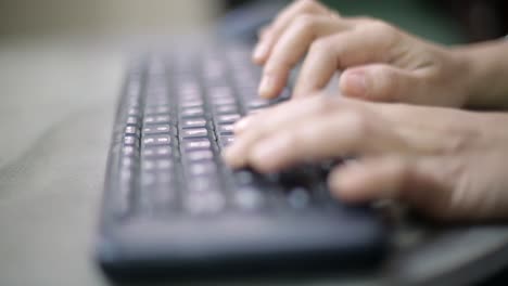 Imagen-De-Primer-Plano-De-Las-Manos-De-Una-Mujer-De-Negocios-Trabajando-Y-Escribiendo-En-El-Teclado-De-La-Computadora-En-La-Mesa-De-Vidrio