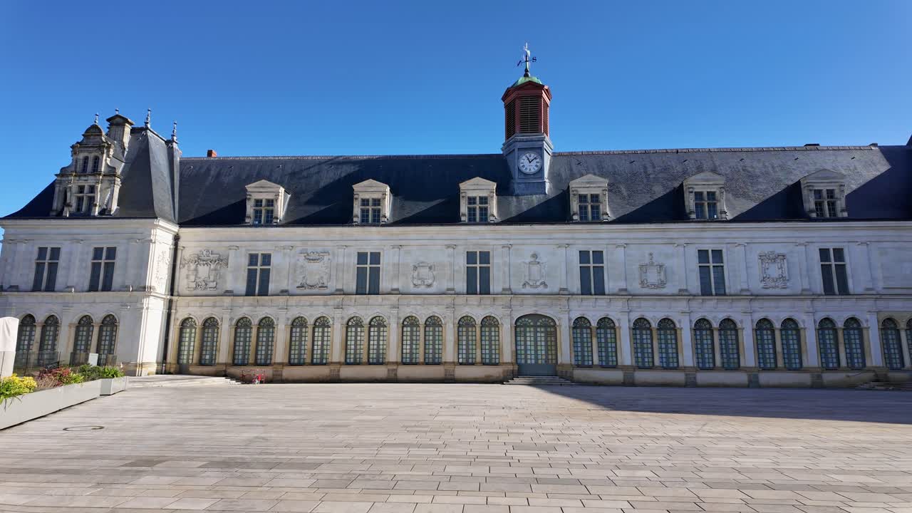 castillo de chateau-neuf en la plaza de la trémoille, ciudad de laval en francia