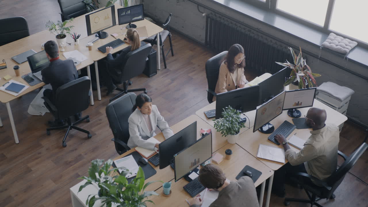 загруженные современные офисные работники