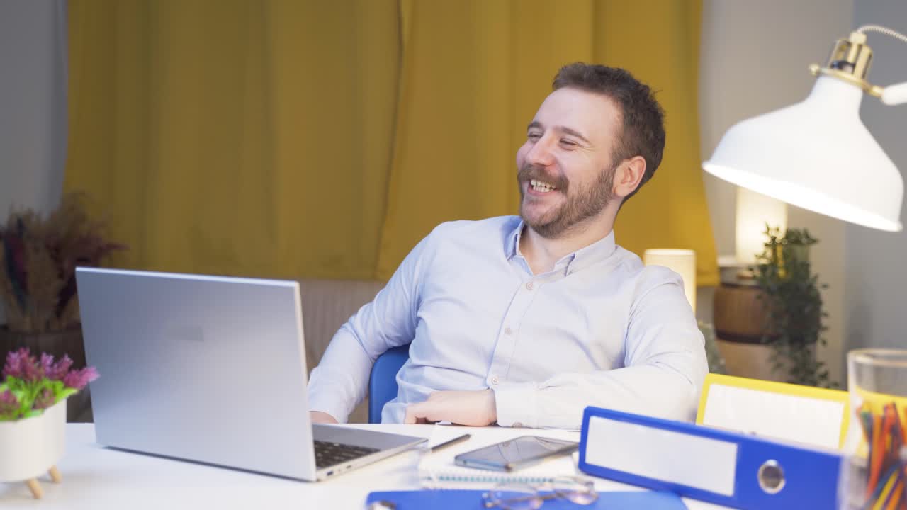 trabajador de oficina en casa hombre feliz y alegre.