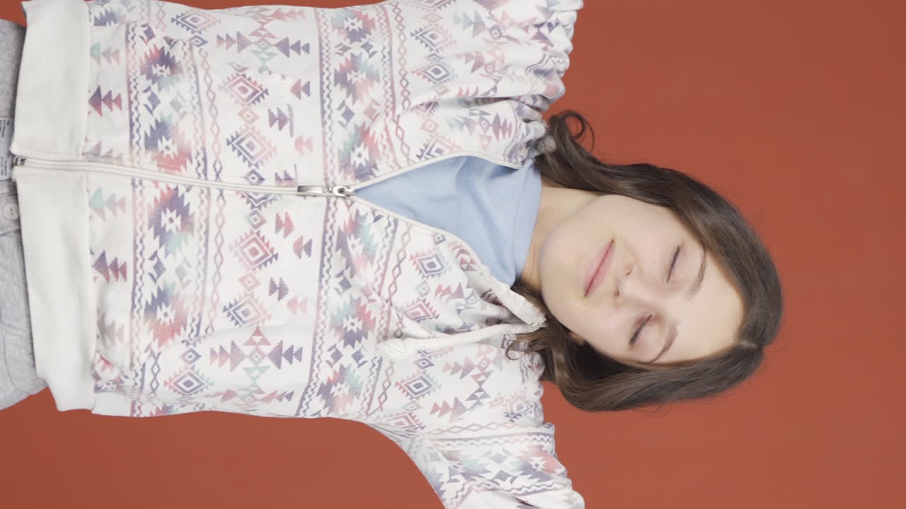 video vertical de una joven adormecida bostezando.