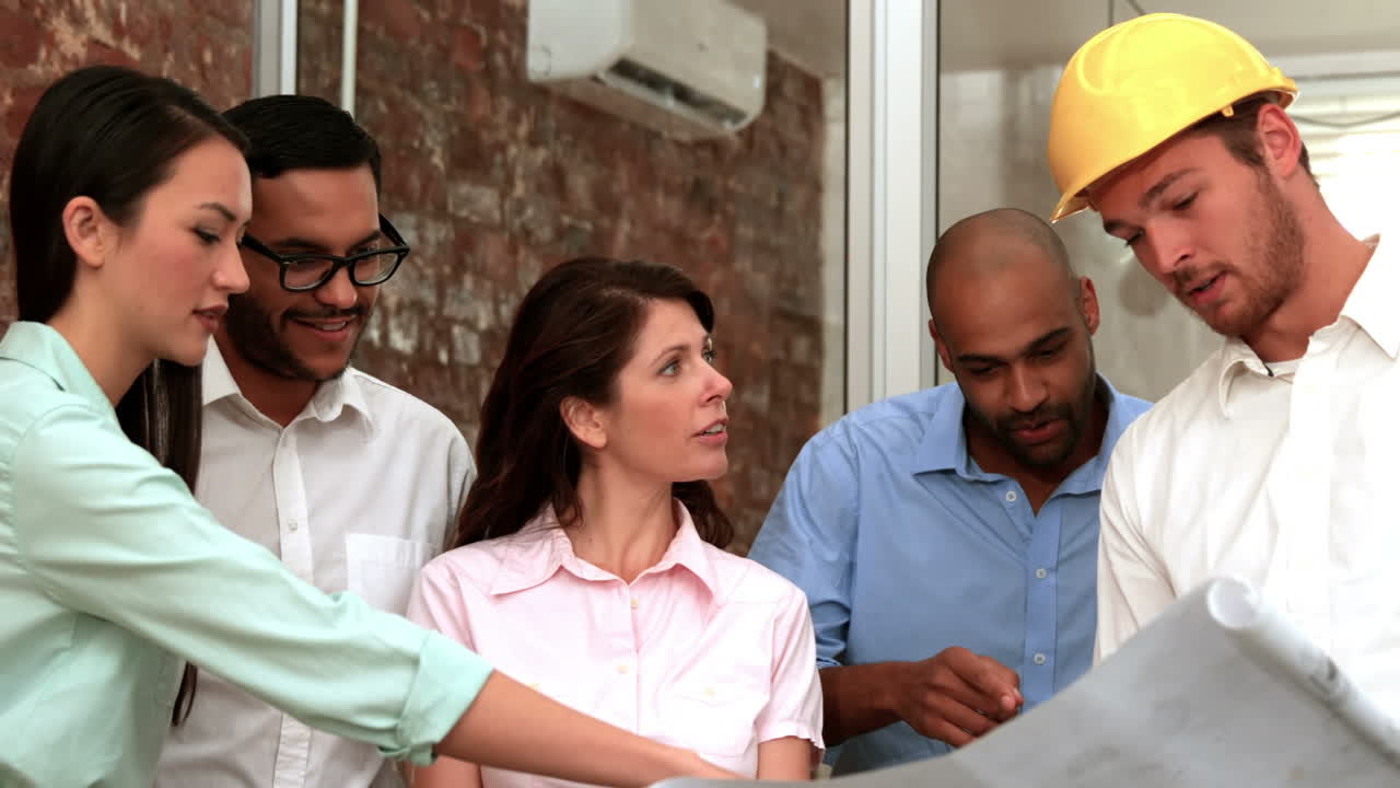 equipa de arquitetos a rever os planos