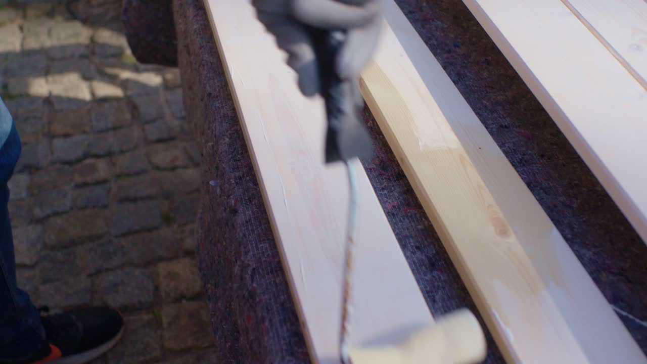 primer plano de la pintura de la madera por el artesano