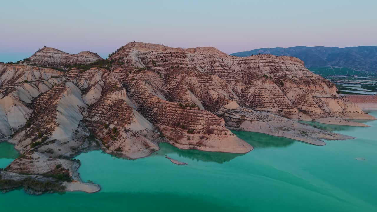 Vista panoramica di un lago e di colline erose