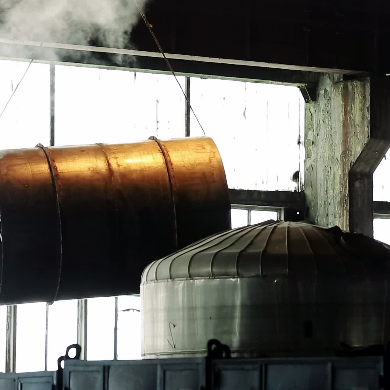 grúa aérea en el taller de la fábrica