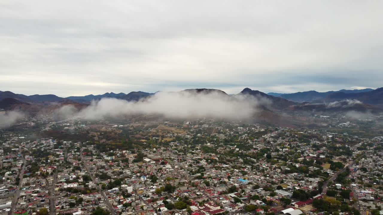 video de avión no tripulado de las nubes y la colina yucunitza en huajuapan de león, oaxaca, méxico