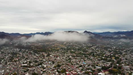 Drohnenvideo-Der-Wolken-Und-Des-Yucunitza-Hügels-In-Huajuapan-De-Leon,-Oaxaca,-Mexiko