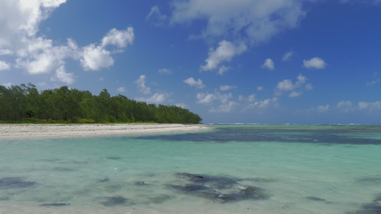 Scena con costa dell'isola e laguna blu
