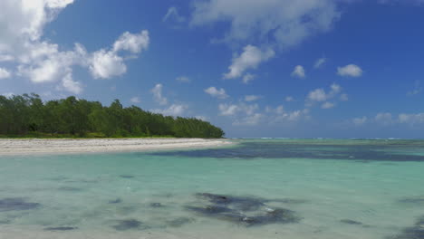 Escena-Con-Costa-De-Isla-Y-Laguna-Azul