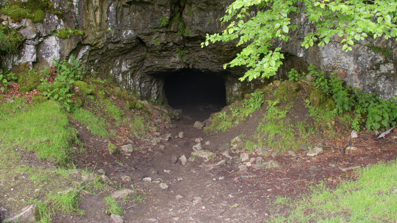Plano aberto da caverna de Yordas, mostrando a entrada da caverna de calcário e as cachoeiras
