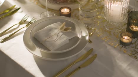 cerrar la mesa preparada para la comida en la recepción de bodas 6