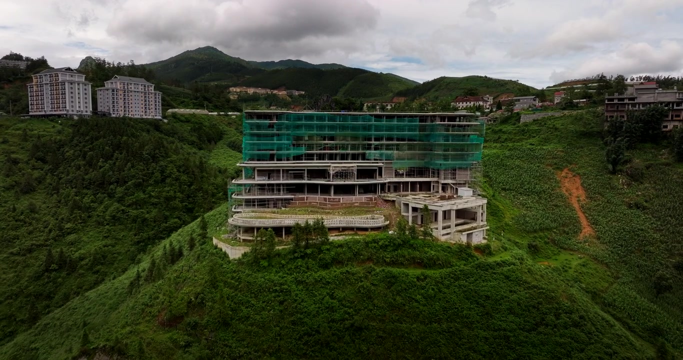 Hotel abandonado na cidade de Sa Pa ou Sapa, Vietnã. Aproximação aérea.