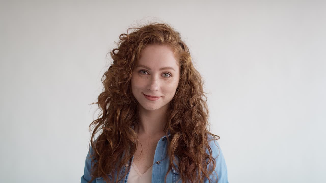 retrato en primer plano de una joven mujer caucásica en fondo blanco