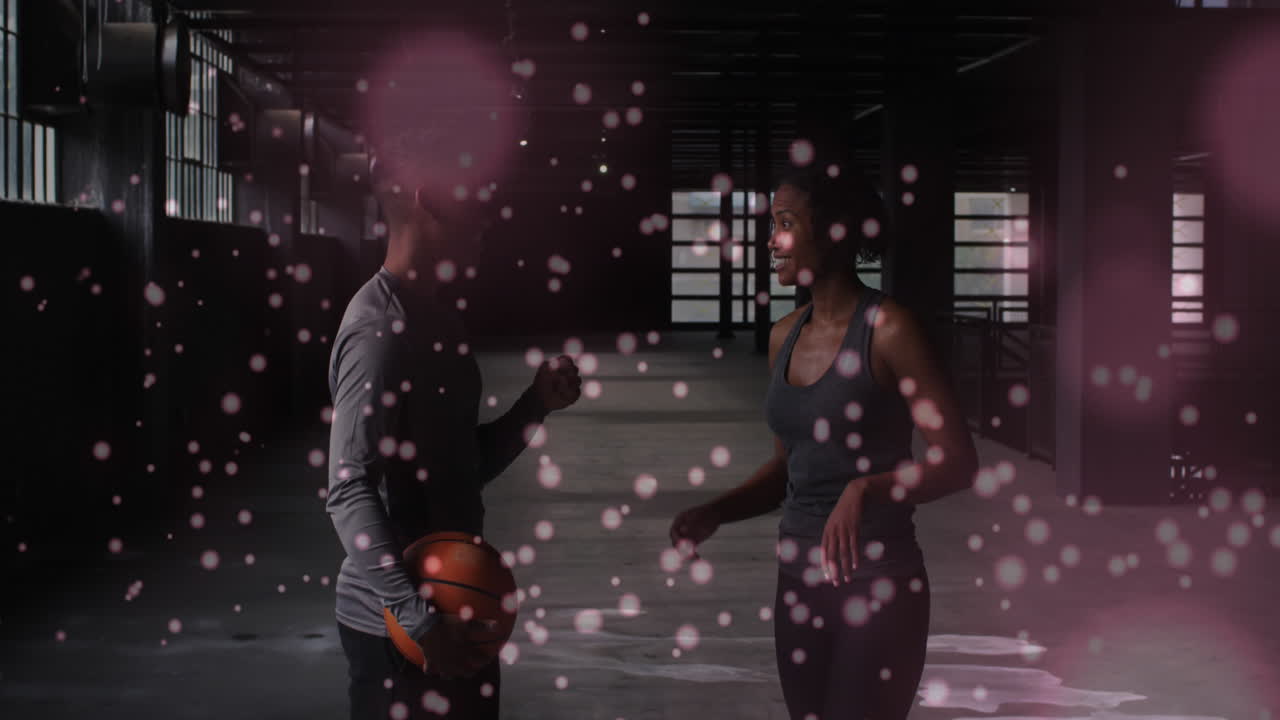 ⁇  입자가 아프리카계 미국인 남성과 여성에 대해 떠다니고 서로 주먹을 맞대고 있습니다.