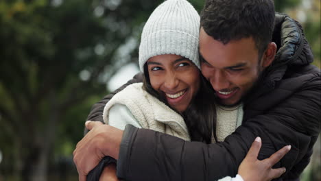 pareja joven, abrazo y felicidad al aire libre con amor