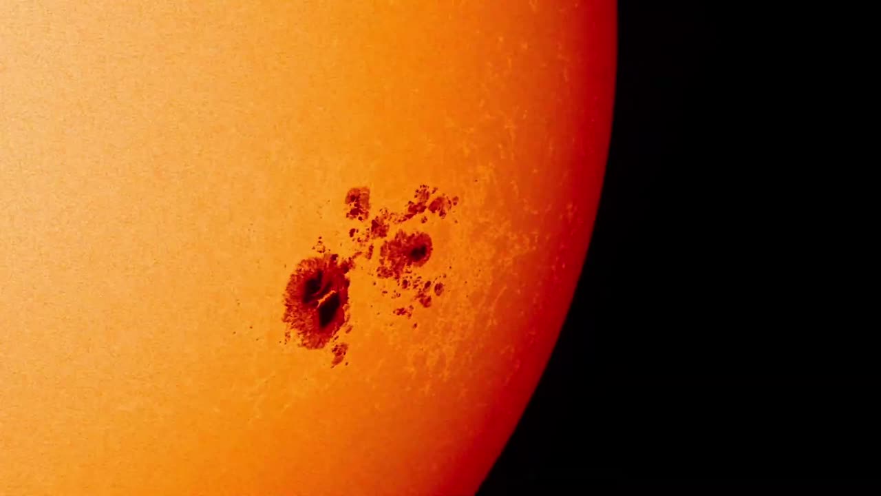 primer plano de la superficie del sol con regiones activas, manchas oscuras, capturadas con sorprendentes detalles.