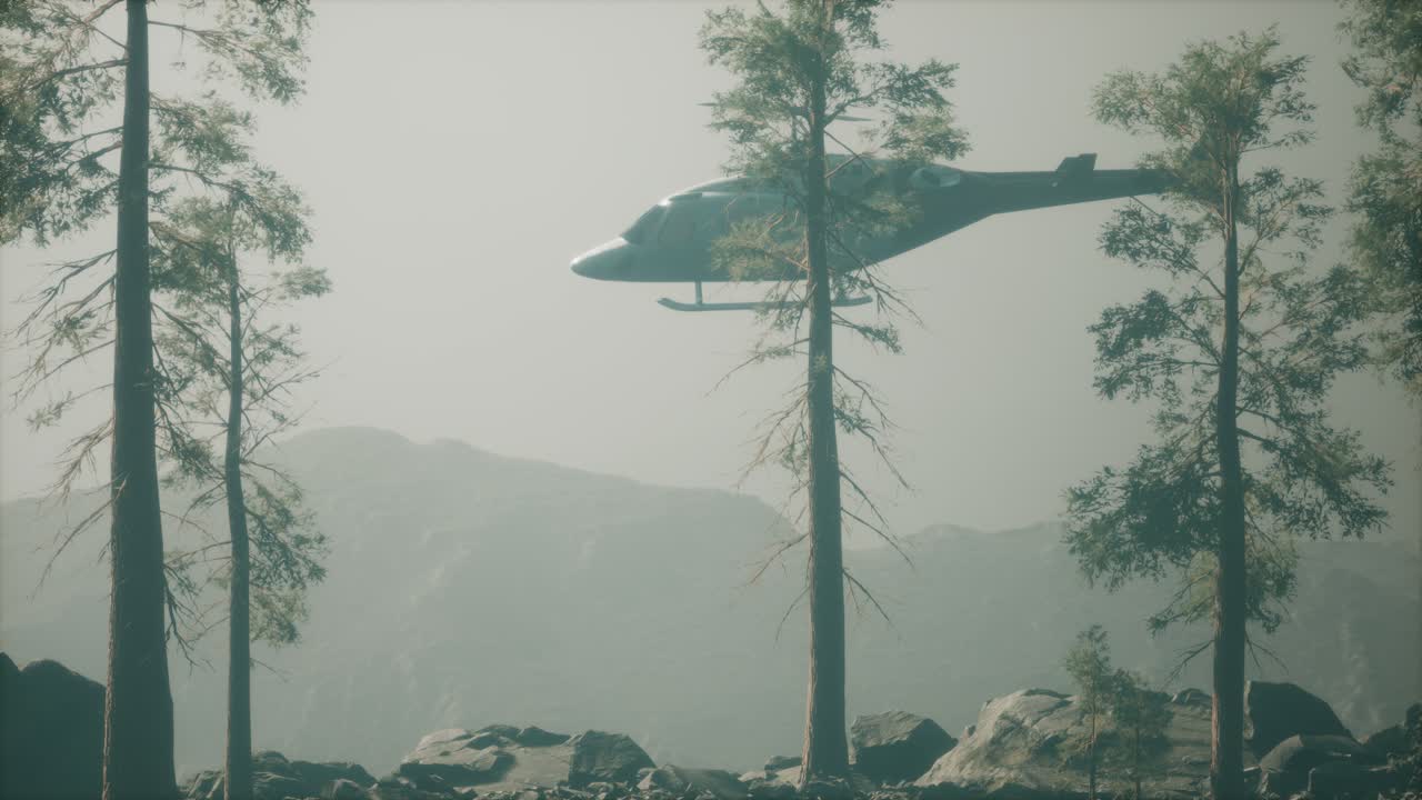 helicóptero volando en cámara lenta extrema cerca del bosque de montaña