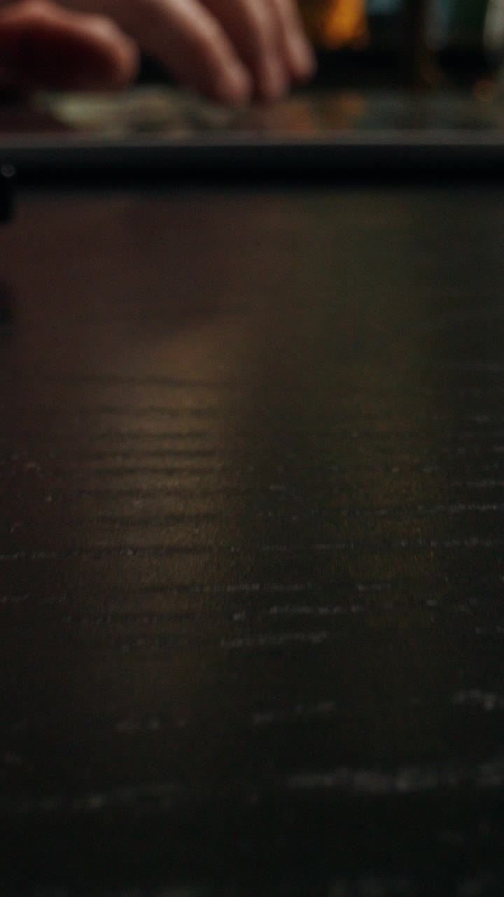 ノートパソコンのキーボードで入力する人