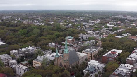 Aerial-wide-descending-shot-of-the-Wesley-Monumental-United-Methodist-Church-in-downtown-Savannah,-Georgia