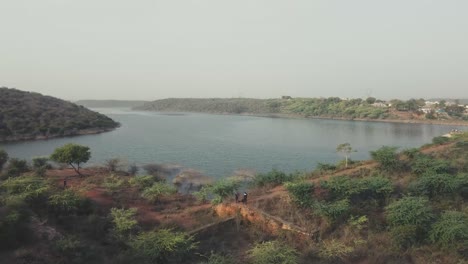 Toma-Aérea-De-Drones-De-Un-Embalse-O-Lago-En-La-Presa-De-Ramaua,-Gwalior