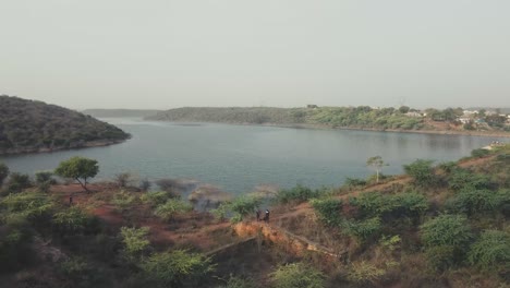 toma aérea de drones de un embalse o lago en la presa de ramaua, gwalior